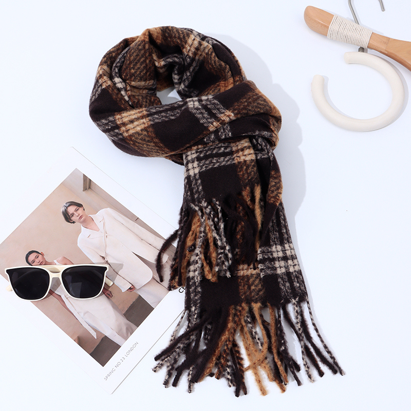 وشاح كاروهات مرقع بخطوط متقطعة (بني)